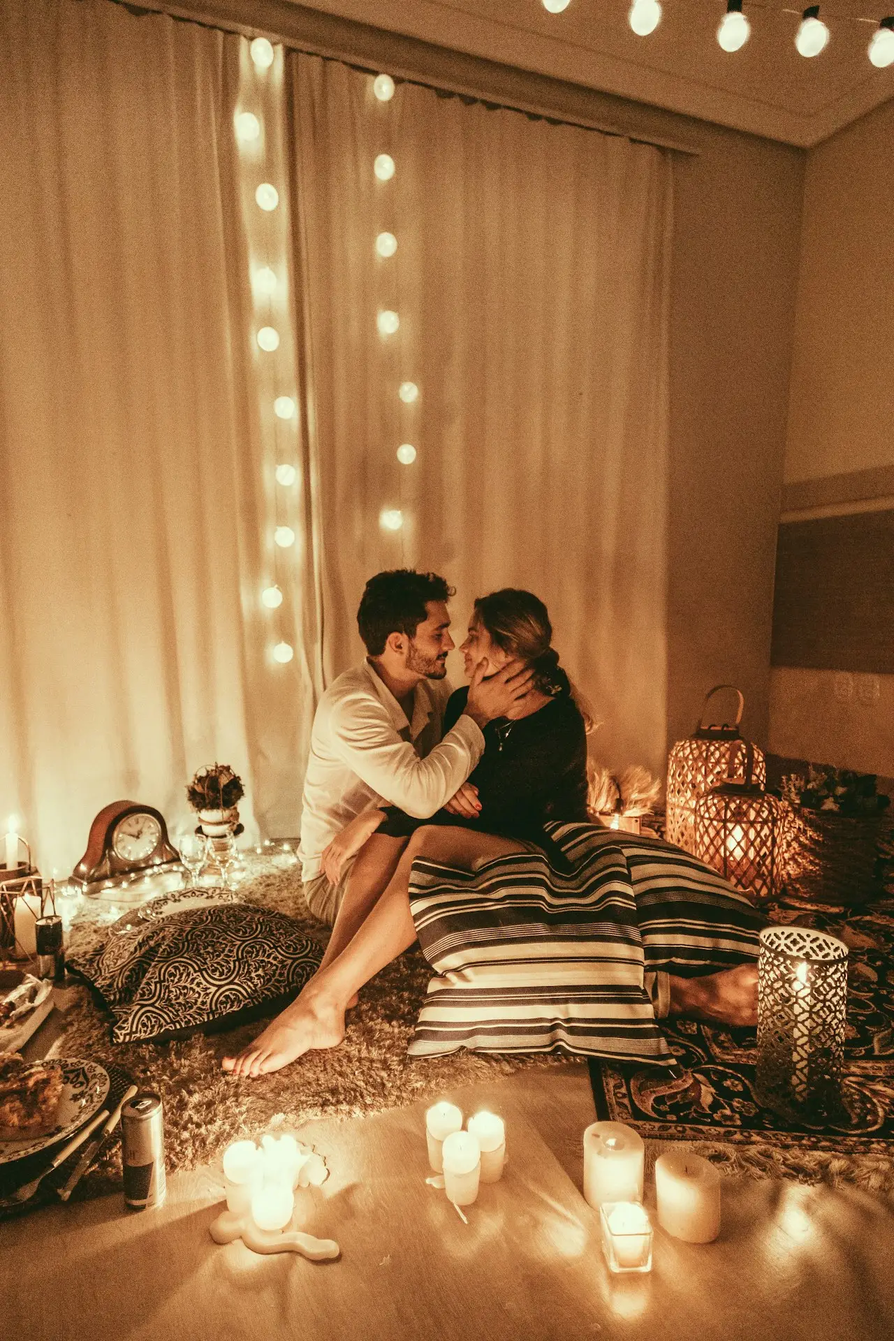 Casal romântico com velas