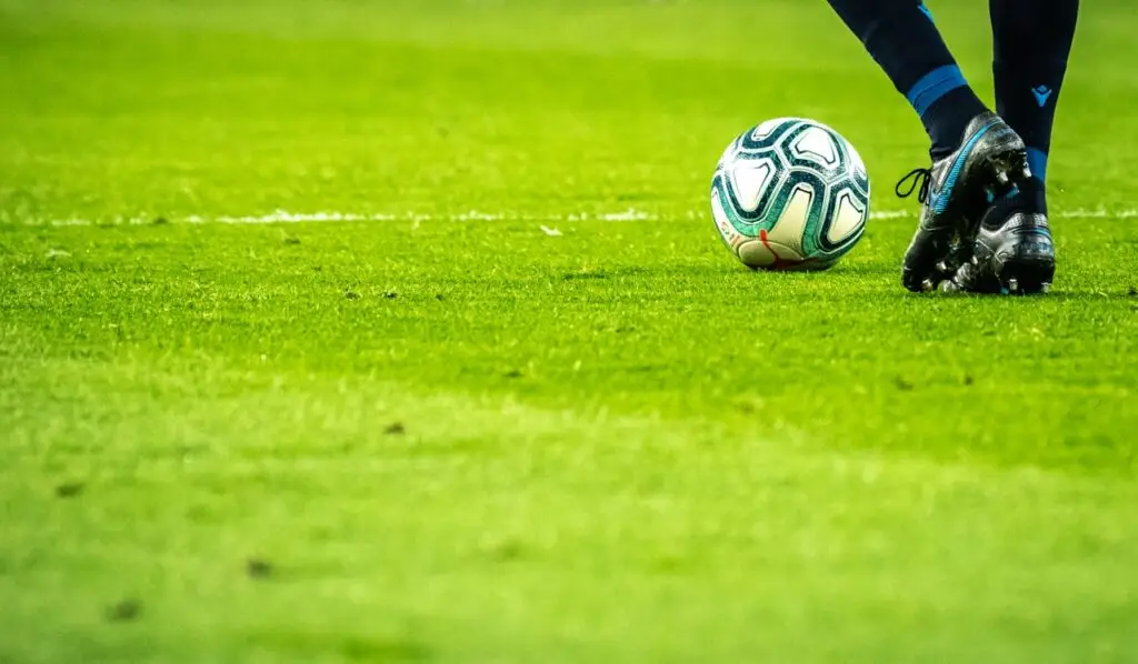 Jogador de futebol em campo